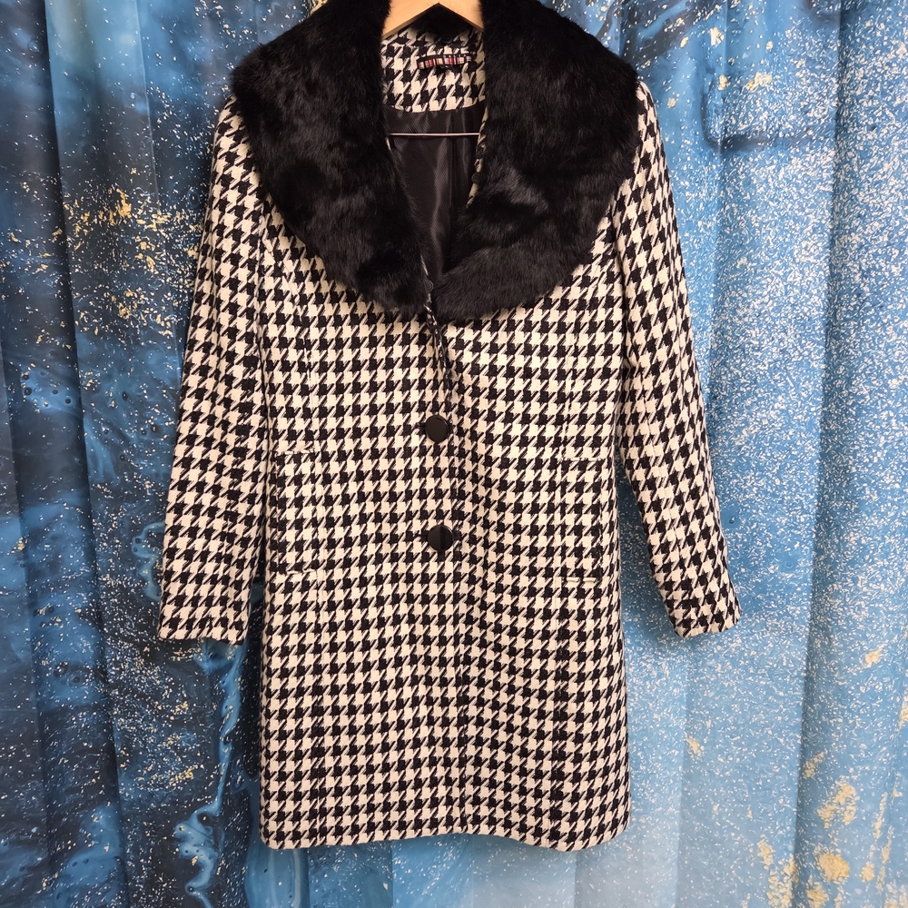 Stylish Black and White Houndstooth Coat with Faux Fur Collar